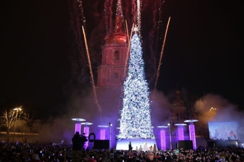 Ð’ ÐšÐ¸ÐµÐ²Ðµ Ð·Ð°Ð¶Ð³Ð»Ð°ÑÑŒ Ð³Ð»Ð°Ð²Ð½Ð°Ñ ÐµÐ»ÐºÐ° ÑÑ‚Ñ€Ð°Ð½Ñ‹  dqxikeidqxitkant