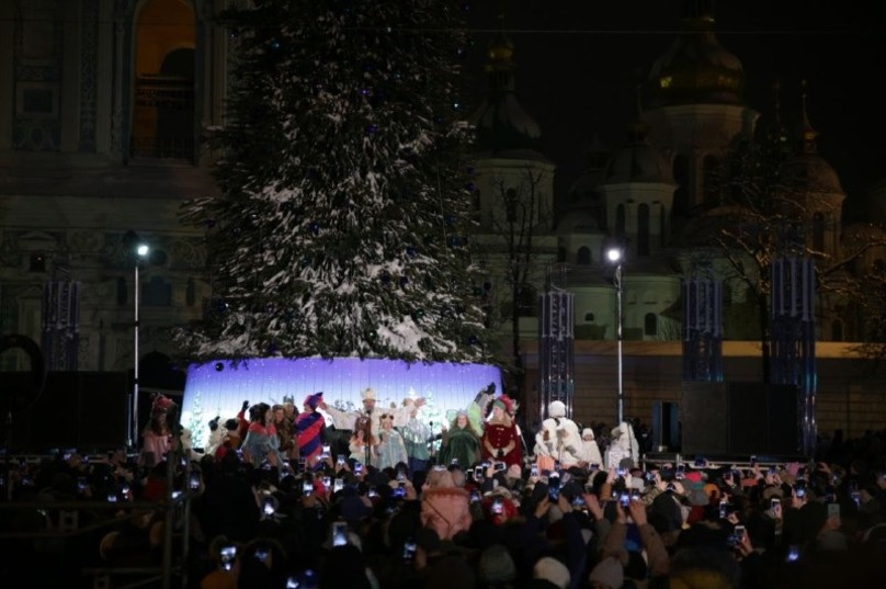 Ð’ ÐšÐ¸ÐµÐ²Ðµ Ð·Ð°Ð¶Ð³Ð»Ð°ÑÑŒ Ð³Ð»Ð°Ð²Ð½Ð°Ñ ÐµÐ»ÐºÐ° ÑÑ‚Ñ€Ð°Ð½Ñ‹ 