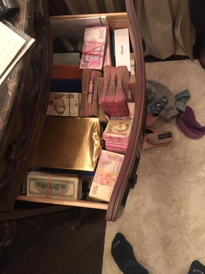 Ð‘Ñ€Ð¾ÑÐ¸Ð»Ð¸ Ð² Ð¾ÐºÐ½Ð¾ ÐºÑƒÑ‡Ñƒ Ð´ÐµÐ½ÐµÐ³: Ð“ÐŸÐ£ ÑÐ¾ ÑÐºÐ°Ð½Ð´Ð°Ð»Ð¾Ð¼ Ð·Ð°Ð´ÐµÑ€Ð¶Ð°Ð»Ð° ÐºÐ¾Ñ€Ñ€ÑƒÐ¿Ñ†Ð¸Ð¾Ð½ÐµÑ€Ð¾Ð²