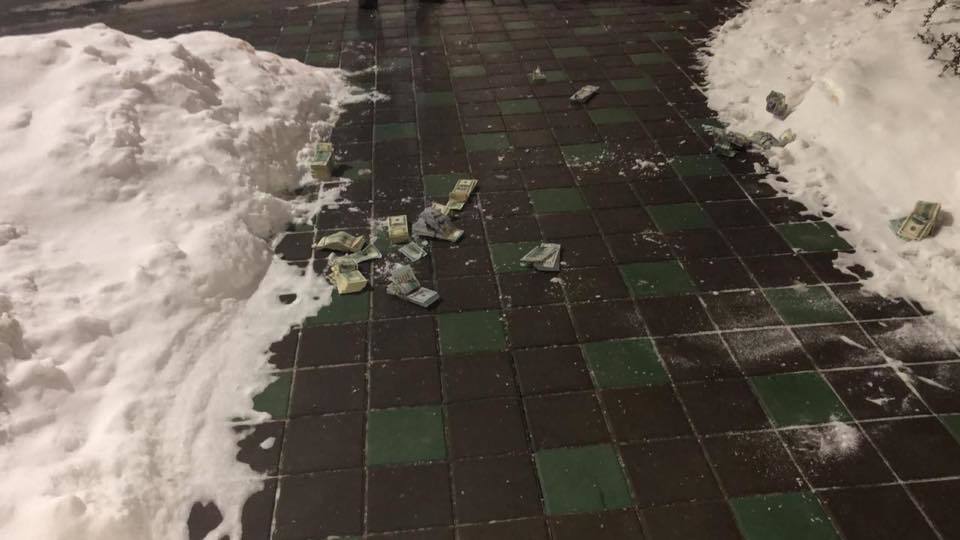 Ð‘Ñ€Ð¾ÑÐ¸Ð»Ð¸ Ð² Ð¾ÐºÐ½Ð¾ ÐºÑƒÑ‡Ñƒ Ð´ÐµÐ½ÐµÐ³: Ð“ÐŸÐ£ ÑÐ¾ ÑÐºÐ°Ð½Ð´Ð°Ð»Ð¾Ð¼ Ð·Ð°Ð´ÐµÑ€Ð¶Ð°Ð»Ð° ÐºÐ¾Ñ€Ñ€ÑƒÐ¿Ñ†Ð¸Ð¾Ð½ÐµÑ€Ð¾Ð²