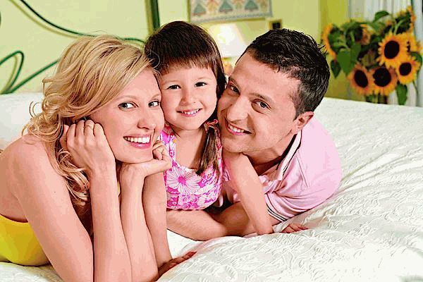 Владимир ЗеленÑкий Ñ Ð¶ÐµÐ½Ð¾Ð¹ Еленой и дочкой Сашей