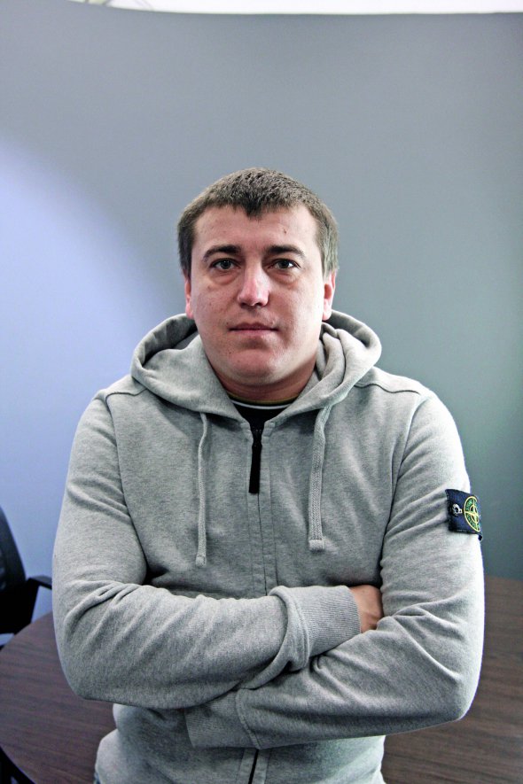 Роман СІНІЦИН, 33 роки, волонтер. Народився 30 червня 1985-го в Луцьку. Батько – архітектор, мати – інженер. Закінчив Національний університет державної податкової служби. Рік працював у вузі. ”Писав дисертацію. Потім закинув і почав займатися ІТ-бізнесом та інтернет-маркетингом”. 2014 року разом із бізнесменом і теперішнім заступником міністра з тимчасово окупованих територій Георгієм Тукою організував волонтерську групу ”Народний тил”. ”Допомагав збирати на фронт знайомих. Коли ресурси закінчилися, кинули клич у Facebook. Куплені речі не поміщалися у квартиру. Довелося орендувати приміщення. З того й почалося волонтерство”. Очолював Київську обласну атестаційну комісію, що розглядала кандидатури співробітників міліції, які хотіли стати поліцейськими. Одружений, має доньку 2-річну Дарину. Любить подорожувати, особливо Азією dqxikeidqxiqqeant