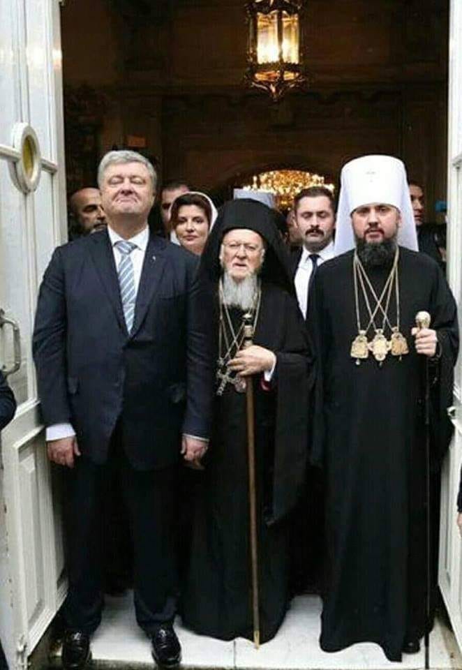 На данном изображении может находиться: 6 человек, люди стоят и костюм