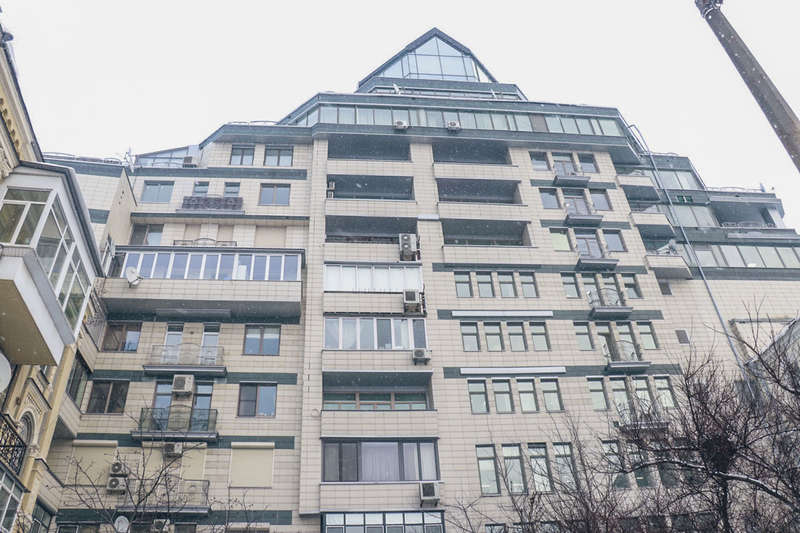 Ðо Ñловам оÑевидÑев, он вÑпÑÑгнÑл из окна бизнеÑ-ÑенÑÑа