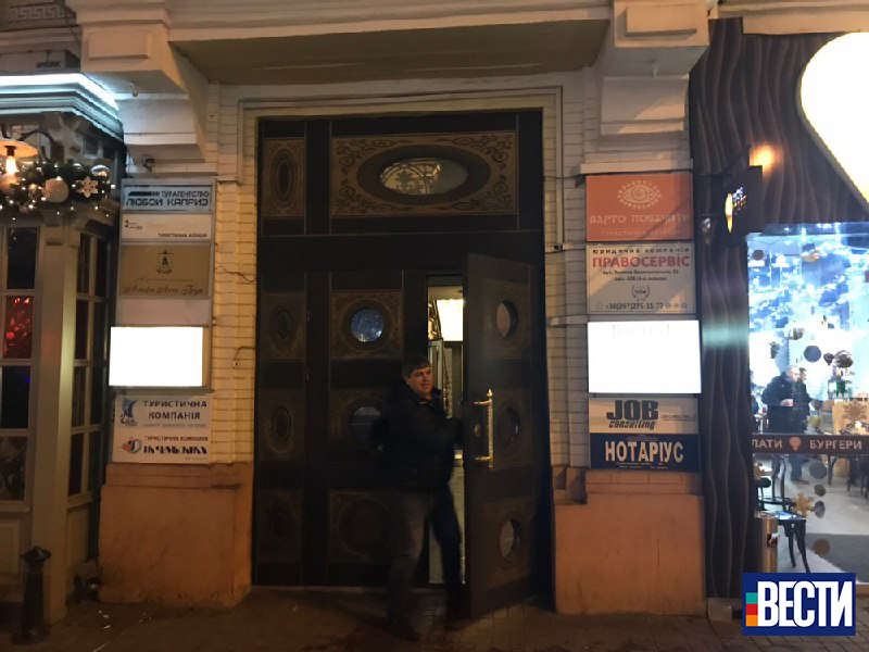 Владимир Зеленский с полицией штурмуют офис в центре Киева Владимир Зеленский с полицией штурмуют офис в центре Киева - фото 2 dqxikeidqxiqqeant