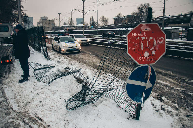 ÐаÑина ÑнеÑла огÑаждение и пеÑевеÑнÑлаÑÑ