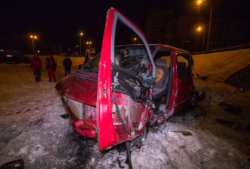 ÐвÑÐ¾Ð¼Ð¾Ð±Ð¸Ð»Ñ ÑÐ½ÐµÑ Ð¾Ð³Ñаждение и вÑлеÑел на пеÑеÑ
однÑй кÑÑг dqxikeidqxitkant