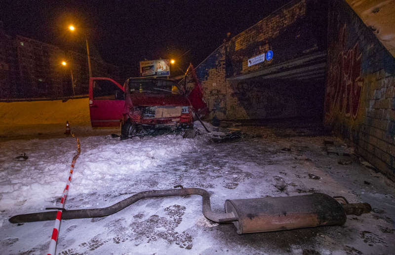 ÐодиÑÐµÐ»Ñ Ð°Ð²ÑомобилÑ Mercedes Vito Ñ Ð¶ÐµÐ½Ñиной-паÑÑажиÑом двигалÑÑ Ð¿Ð¾ пÑоÑпекÑÑ ÐаÑковÑкого в ÑÑоÑÐ¾Ð½Ñ Ð±ÑлÑваÑа ÐеÑова