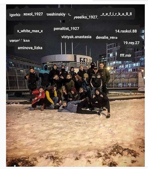 На этом фото есть те, кто нападал на прохожего. В том числе и девушки dqxikeidqxiqqeant