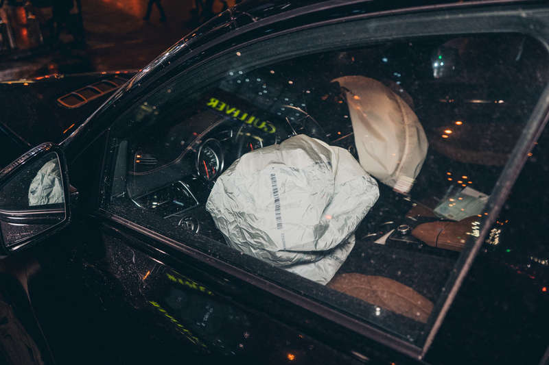 ÐŸÐ¾ ÑÐ»Ð¾Ð²Ð°Ð¼ Ð²Ð¾Ð´Ð¸Ñ‚ÐµÐ»Ñ Mercedes, Ð¾Ð½ Ð¿Ð¾Ð²Ð¾Ñ€Ð°Ñ‡Ð¸Ð²Ð°Ð» Ñ ÑƒÐ»Ð¸Ñ†Ñ‹ Ð‘Ð°ÑÑÐµÐ¹Ð½Ð¾Ð¹ Ð½Ð° ÑƒÐ»Ð¸Ñ†Ñƒ Ð­ÑÐ¿Ð»Ð°Ð½Ð°Ð´Ð½ÑƒÑŽ Ð½Ð° Ð·ÐµÐ»ÐµÐ½Ñ‹Ð¹ ÑÐ²ÐµÑ‚ ÑÐ²ÐµÑ‚Ð¾Ñ„Ð¾Ñ€Ð°