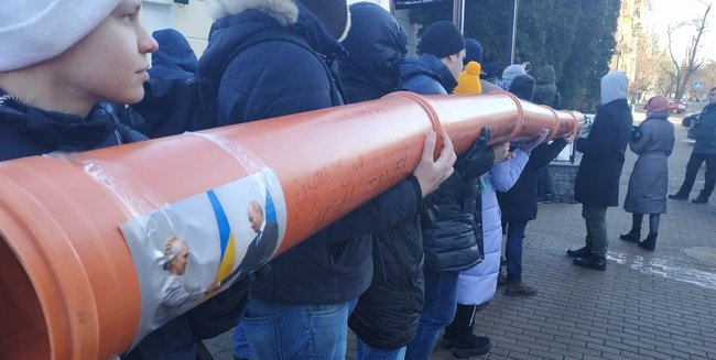 Юле - труба!: Блок Порошенко пикетировал Тимошенко в честь 10-летия газового договора с Путиным 01 Юле - труба!: Блок Порошенко пикетировал Тимошенко в честь 10-летия газового договора с Путиным 01 dqxikeidqxiqqeant