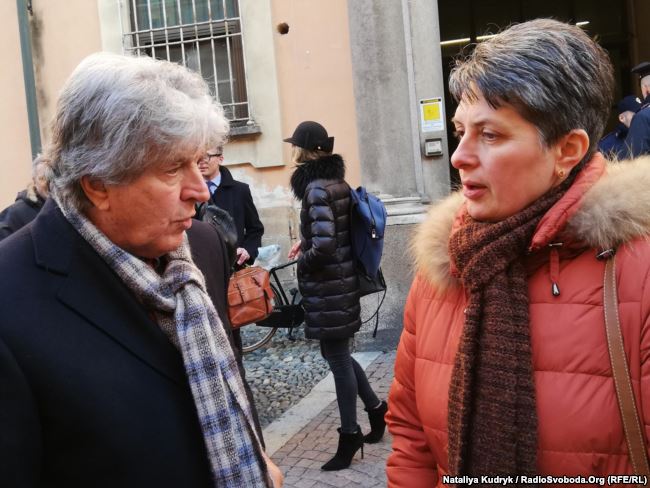 Адвокат Рафаелле Делла Валле з матір’ю підсудного нацгвардійця Віталія Марківа Оксаною Максимчук