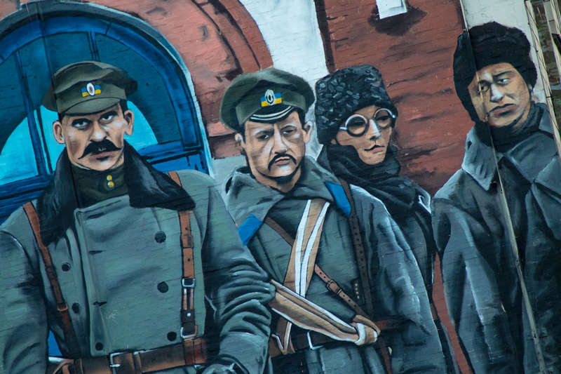 Ð 1918 Ð³Ð¾Ð´Ñ ÑоÑни молодÑÑ
лÑдей, ÑÑеди коÑоÑÑÑ
бÑли гимназиÑÑÑ, ÑÑÑденÑÑ Ð¸ ÑнкеÑÑ, погибли, заÑиÑÐ°Ñ Ð£ÐºÑаинÑ