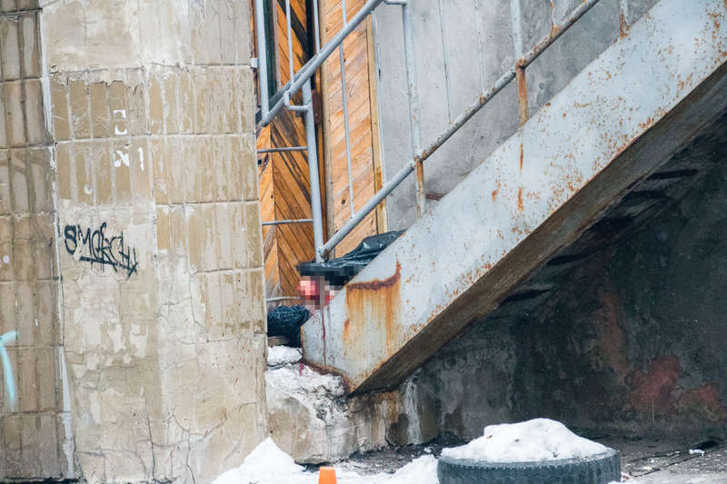 Тело лежало на ÑÑÑпенÑкаÑ
паÑадного 17-ÑÑажного дома dqxikeidqxiqqeant