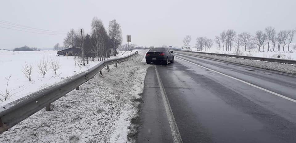 Ðа ÐакаÑпаÑÑе авÑÐ¾Ð¼Ð¾Ð±Ð¸Ð»Ñ Ð²Ð»ÐµÑел в каÑе из-за пÑÑного водиÑелÑ: ÑоÑо ÑÑÑаÑной аваÑии