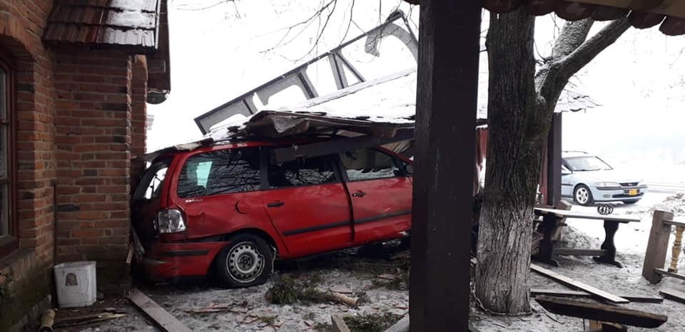 Ðа ÐакаÑпаÑÑе авÑÐ¾Ð¼Ð¾Ð±Ð¸Ð»Ñ Ð²Ð»ÐµÑел в каÑе из-за пÑÑного водиÑелÑ: ÑоÑо ÑÑÑаÑной аваÑии