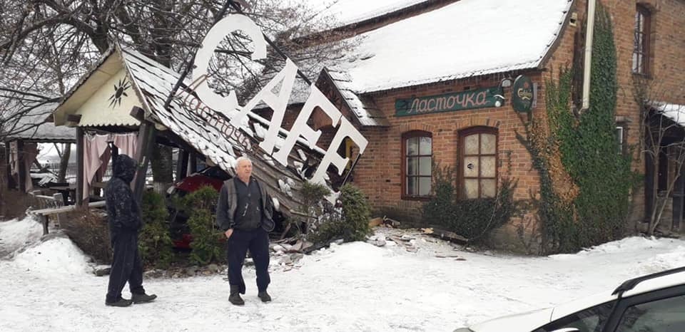 Ðа ÐакаÑпаÑÑе авÑÐ¾Ð¼Ð¾Ð±Ð¸Ð»Ñ Ð²Ð»ÐµÑел в каÑе из-за пÑÑного водиÑелÑ: ÑоÑо ÑÑÑаÑной аваÑии