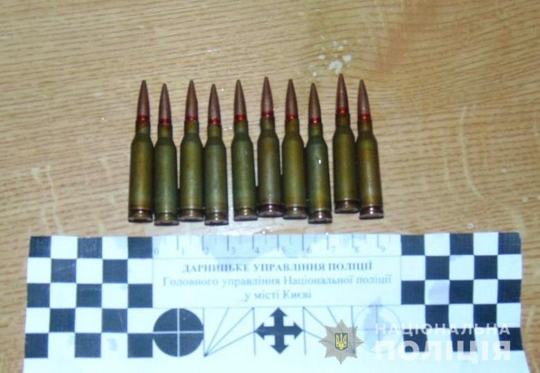 ÐÑавооÑ
ÑаниÑели задеÑжали паÑÐ½Ñ Ð¸ оÑмоÑÑели его кваÑÑиÑÑ, где обнаÑÑжили меÑаллиÑеÑкий коÑпÑÑ Ð³ÑанаÑÑ Ð¸ 10 паÑÑонов