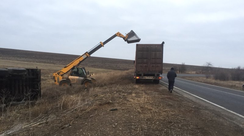 На трассе Одесса-Рени перевернулась фура с семечкой На трассе Одесса-Рени перевернулась фура с семечкой