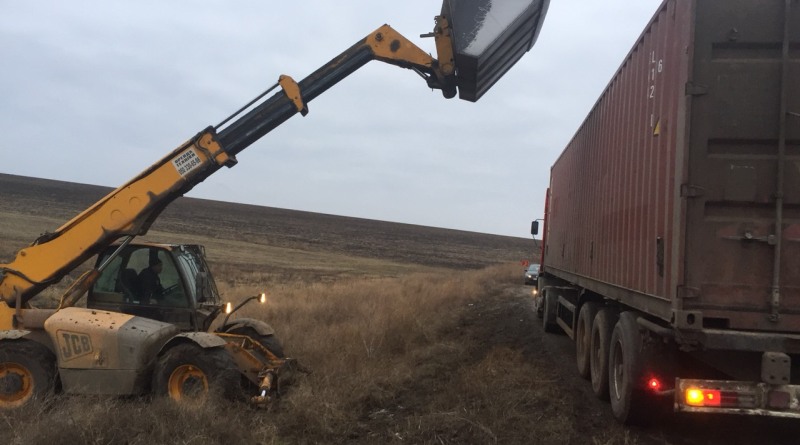 На трассе Одесса-Рени перевернулась фура с семечкой На трассе Одесса-Рени перевернулась фура с семечкой