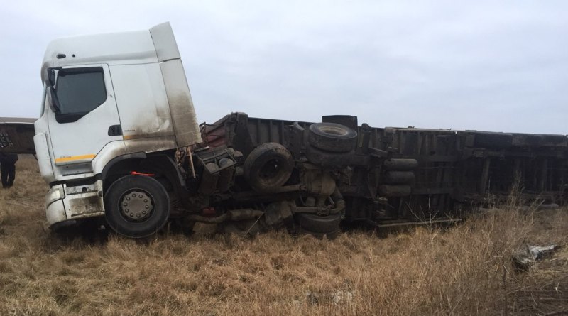 На трассе Одесса-Рени перевернулась фура с семечкой На трассе Одесса-Рени перевернулась фура с семечкой