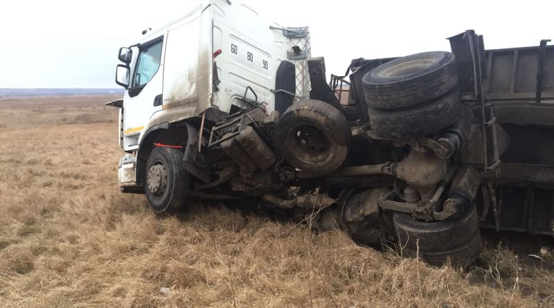На трассе Одесса-Рени перевернулась фура с семечкой На трассе Одесса-Рени перевернулась фура с семечкой