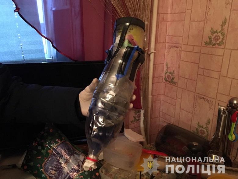 Ð’ Ð¿Ð¾Ð¼ÐµÑ‰ÐµÐ½Ð¸Ð¸ Ð¾Ð¿ÐµÑ€Ð°Ñ‚Ð¸Ð²Ð½Ð¸ÐºÐ¸ Ð¾Ð±Ð½Ð°Ñ€ÑƒÐ¶Ð¸Ð»Ð¸ Ð¿Ð¾ 50 Ð³Ñ€Ð°Ð¼Ð¼ Ð°Ð¼Ñ„ÐµÑ‚Ð°Ð¼Ð¸Ð½Ð° Ð¸ ÐºÐ°Ð½Ð°Ð±Ð¸ÑÐ°, 100 Ð³Ñ€Ð°Ð¼Ð¼ Ð¿Ñ€Ð¾Ð¿ÐµÐ½Ð° Ð¸ Ð±ÑƒÑ‚ÐµÑ€Ð°Ñ‚