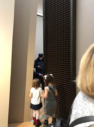 На глазах у посетителей: из Третьяковки дерзко похитили знаменитую ’’крымскую’’ картину