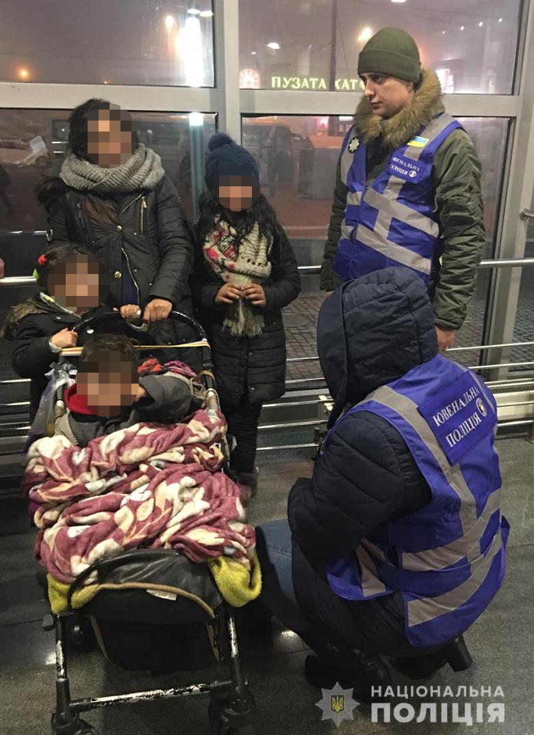 ТÑое малолеÑниÑ
деÑей попÑоÑайниÑали на вокзале вмеÑÑе Ñ Ð¼Ð°ÑеÑÑÑ dqxikeidqxitkant