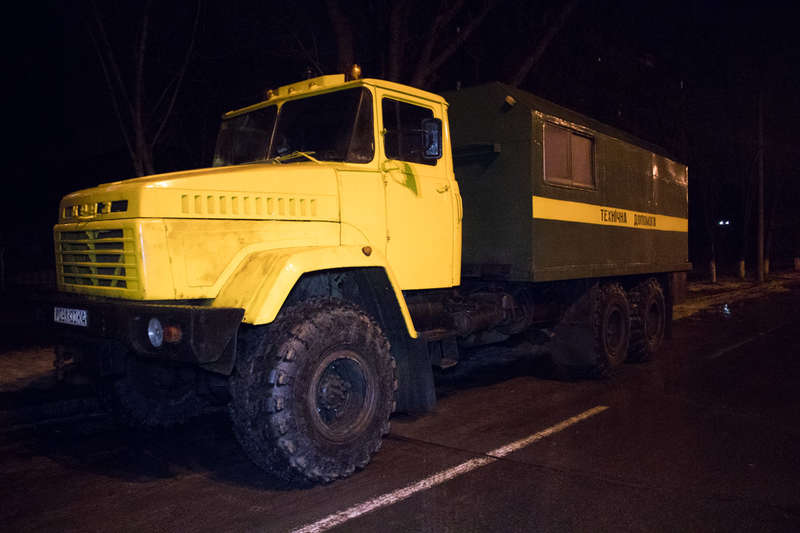 ÐÐ° Ð¼ÐµÑÑ‚Ð¾ Ð¿Ñ€Ð¸Ð±Ñ‹Ð» Ð°Ð²Ñ‚Ð¾Ð¼Ð¾Ð±Ð¸Ð»ÑŒ Ñ‚ÐµÑ…Ð½Ð¸Ñ‡ÐµÑÐºÐ¾Ð¹ Ð¿Ð¾Ð¼Ð¾Ñ‰Ð¸ Ð´Ð»Ñ Ñ‚Ð¾Ð³Ð¾, Ñ‡Ñ‚Ð¾Ð±Ñ‹ Ð¾Ñ‚Ð±ÑƒÐºÑÐ¸Ñ€Ð¾Ð²Ð°Ñ‚ÑŒ ÑÐ»Ð¾Ð¼Ð°Ð½Ð½ÑƒÑŽ Ð¼Ð°ÑˆÐ¸Ð½Ñƒ Ð² Ð´ÐµÐ¿Ð¾