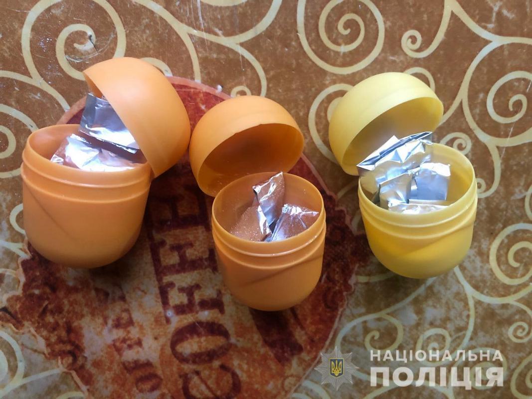 Ð£ Ð¿Ð¾Ð´Ð¾Ð·Ñ€ÐµÐ²Ð°ÐµÐ¼Ð¾Ð³Ð¾ Ð¾Ð±Ð½Ð°Ñ€ÑƒÐ¶Ð¸Ð»Ð¸ Ð°Ð¼Ñ„ÐµÑ‚Ð°Ð¼Ð¸Ð½ Ð² ÐºÐ¸Ð½Ð´ÐµÑ€-ÑÑŽÑ€Ð¿Ñ€Ð¸Ð·Ðµ dqxikeidqxitkant