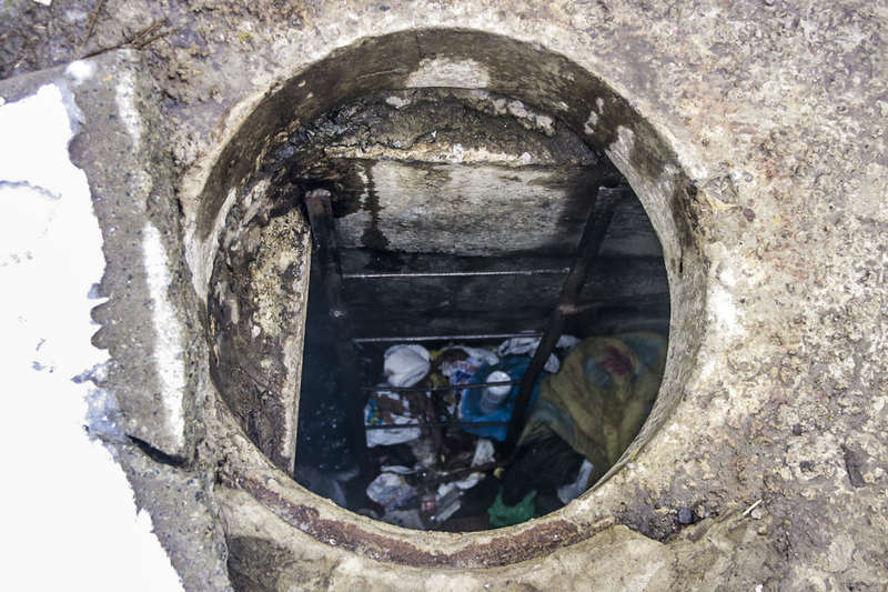 РканализаÑии обÑÑÑÑоено ÑпалÑное меÑÑо Ñ Ð¾Ð´ÐµÑлами и подÑÑками, много поÑÑдÑ, пÑодÑкÑÑ Ð¸ бÑÑÑлки из-под алкоголÑ