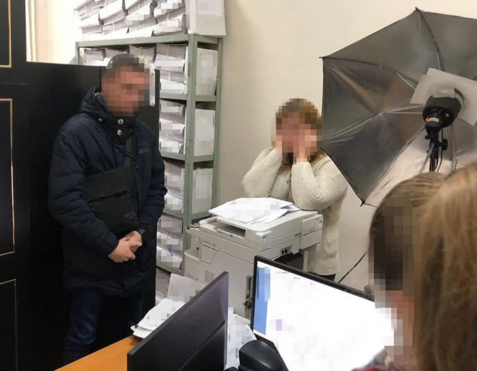 Чиновницу Миграционной службы взяли на взятке dqxikeidqxitkant