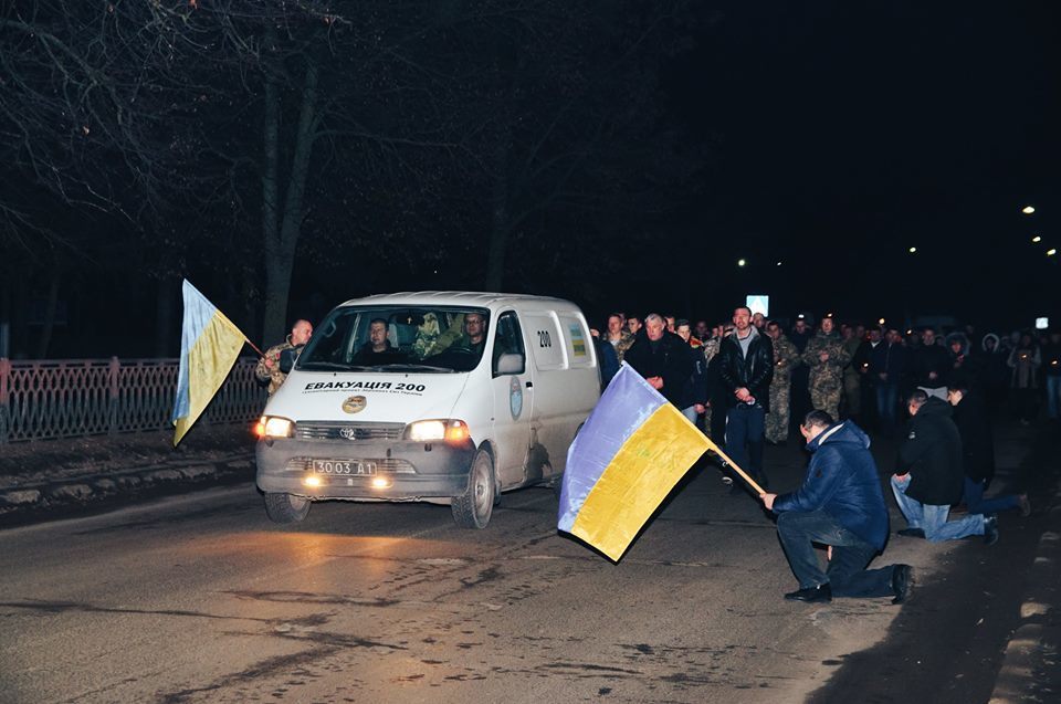 "ÐпомниÑеÑÑ, оÑÑановиÑе войнÑ!" Ðа РивненÑине на коленÑÑ
вÑÑÑеÑали погибÑего бойÑа dqxikeidqxitkant