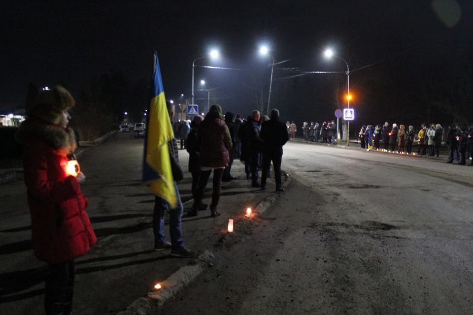 "ÐпомниÑеÑÑ, оÑÑановиÑе войнÑ!" Ðа РивненÑине на коленÑÑ
вÑÑÑеÑали погибÑего бойÑа