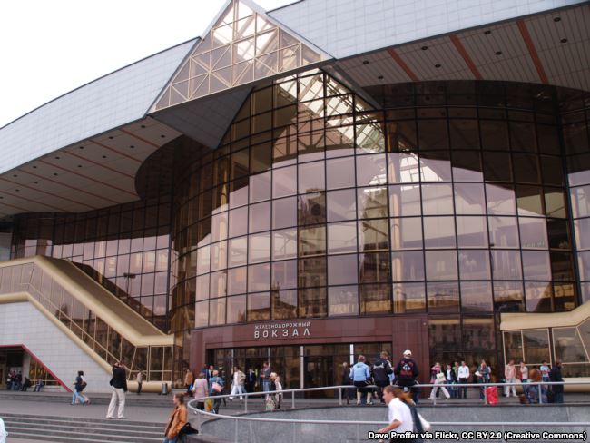 Это очень улучшает настроение перед поездкой: на железнодорожном вокзале Минска убрали русскоязычную вывеску 03 Это очень улучшает настроение перед поездкой: на железнодорожном вокзале Минска убрали русскоязычную вывеску 03 dqxikeidqxitkant