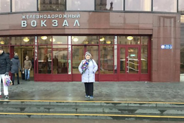 Это очень улучшает настроение перед поездкой: на железнодорожном вокзале Минска убрали русскоязычную вывеску 02 Это очень улучшает настроение перед поездкой: на железнодорожном вокзале Минска убрали русскоязычную вывеску 02