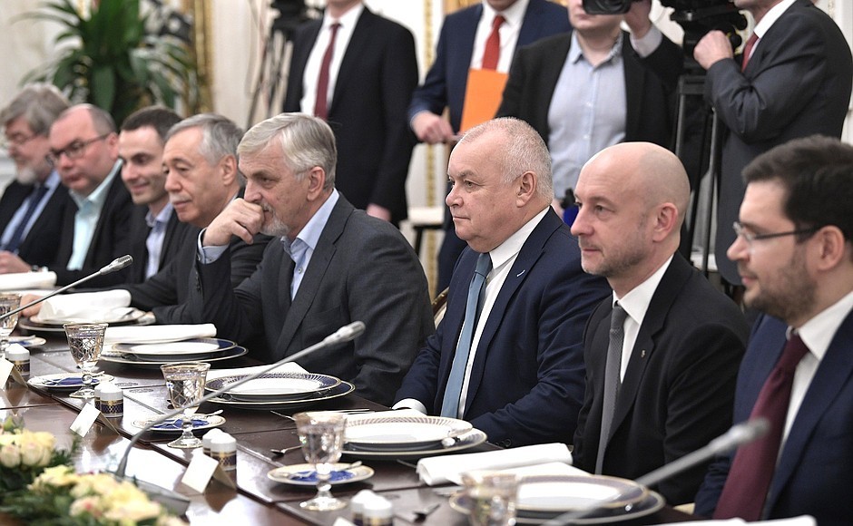 Все знакомые лица! Путин собрал топ-пропагандистов Кремля: кого не пригласили dqxikeidqxiqqeant