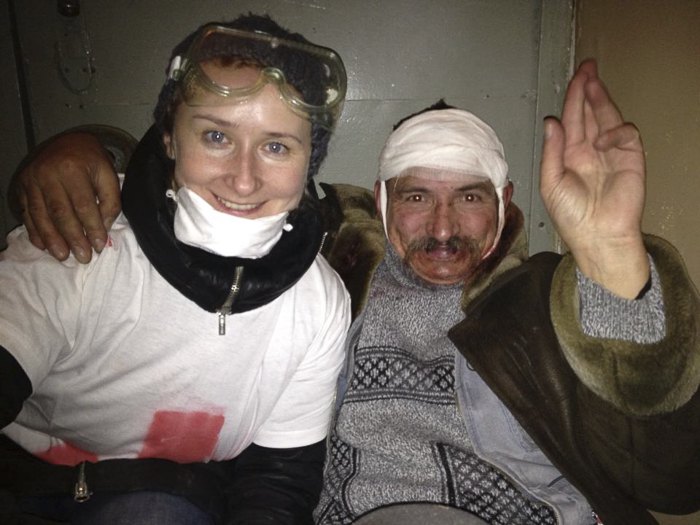 Катерина Корнiйко з одним з поранених на Банковій 1 грудня 2013 року. Катерина каже, що навіть не може пригадати, звідки в неї на обличчі взялася скляна маска. dqxikeidqxitkant