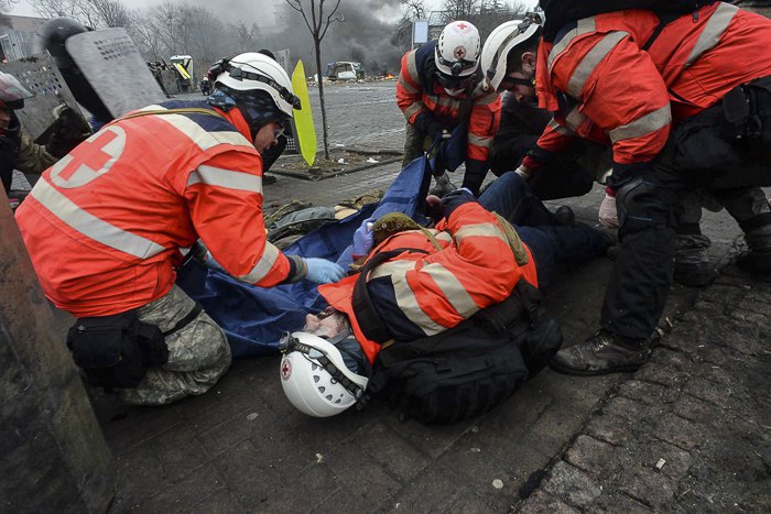 Евакуйовують пораненого Романа Котляревського.