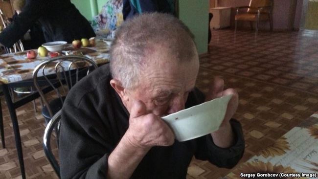 Священники помогают нуждающимся