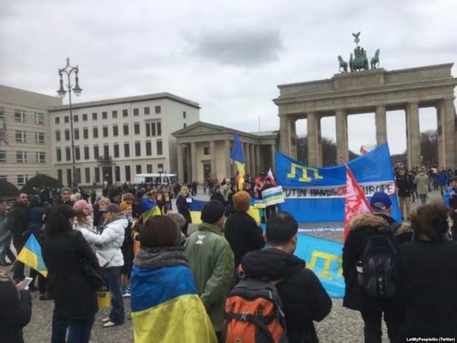 Акция против оккупации Крыма и в поддержку узников Кремля прошла в Берлине 03 Акция против оккупации Крыма и в поддержку узников Кремля прошла в Берлине 03