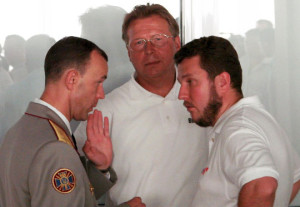 Антон Яцнеко (справа) слухає одного з босів "БЮТ" Андрія Кожемякіна у пристуності свого патрона Сергія Осики. dqxikeidqxitkant