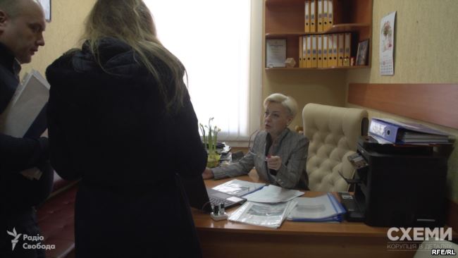 Біля журналістки стоїть Юрій Бондар - заступник селищного голови з питань роботи виконавчих органів dqxikeidqxiqqeant