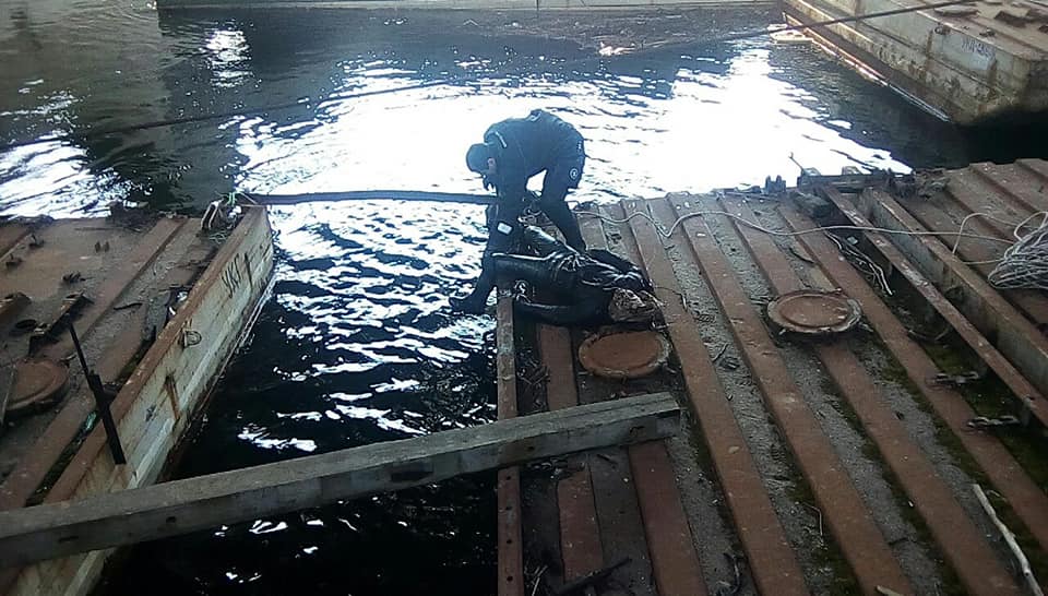 Ð ÐнепÑе под ÐаÑниÑким моÑÑом обнаÑÑжили Ñело мÑжÑÐ¸Ð½Ñ dqxikeidqxiqqeant