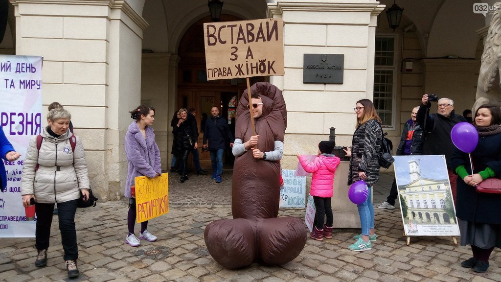 Ðо ÐÑвове мÑжÑина наÑÑдилÑÑ Ð¿ÐµÐ½Ð¸Ñом и вÑÑал за женÑин: ÑоÑоÑакÑ