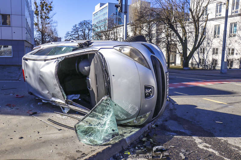 ÐžÐ´Ð¸Ð½ Ð°Ð²Ñ‚Ð¾Ð¼Ð¾Ð±Ð¸Ð»ÑŒ Ð²Ñ‹Ð±Ñ€Ð¾ÑÐ¸Ð»Ð¾ Ð½Ð° Ñ‚Ñ€Ð¾Ñ‚ÑƒÐ°Ñ€. Ð¤Ð¾Ñ‚Ð¾: Ð?Ð½Ñ„Ð¾Ñ€Ð¼Ð°Ñ‚Ð¾Ñ€ dqxikeidqxitkant