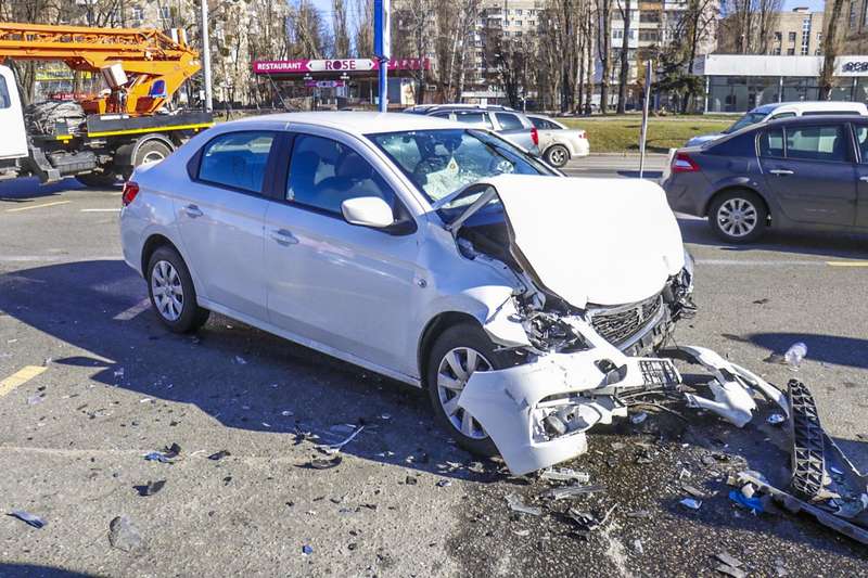 ÐžÐ´Ð¸Ð½ Ð°Ð²Ñ‚Ð¾Ð¼Ð¾Ð±Ð¸Ð»ÑŒ Ð²Ñ‹Ð±Ñ€Ð¾ÑÐ¸Ð»Ð¾ Ð½Ð° Ñ‚Ñ€Ð¾Ñ‚ÑƒÐ°Ñ€. Ð¤Ð¾Ñ‚Ð¾: Ð?Ð½Ñ„Ð¾Ñ€Ð¼Ð°Ñ‚Ð¾Ñ€