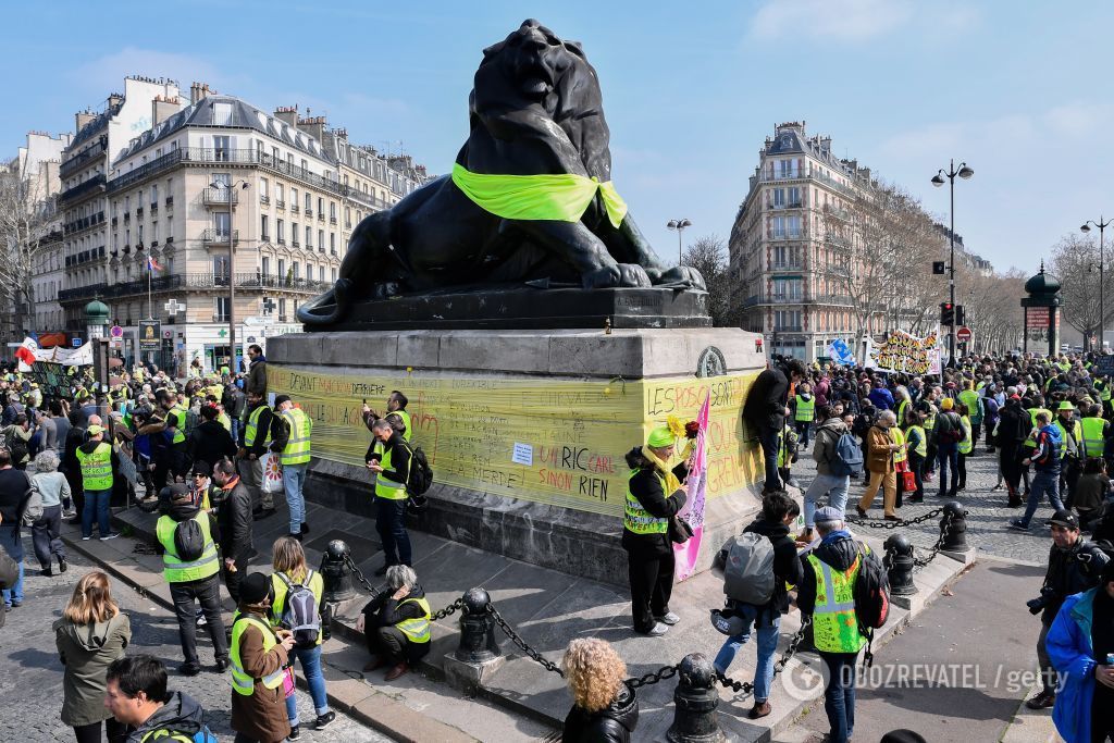ÐÑоÑеÑÑÑ "желÑÑÑ
жилеÑов" во ФÑанÑии