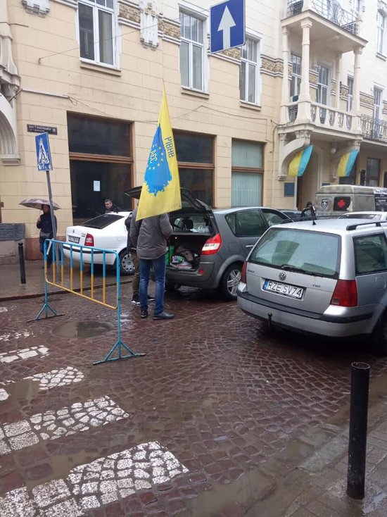 Евробляхеры перекрыли улицу перед Львовской таможней: требуют снизить цену растаможки 01 Евробляхеры перекрыли улицу перед Львовской таможней: требуют снизить цену растаможки 01 dqxikeidqxiqqeant